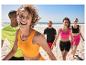 Sportives en vêtements de sport orange et rose sur la plage.