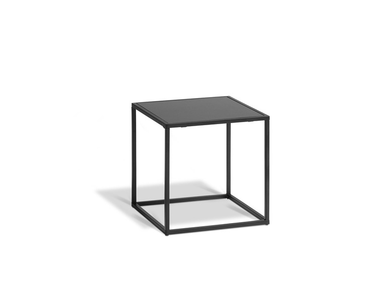 Une table basse carrée noire avec un plateau en verre.