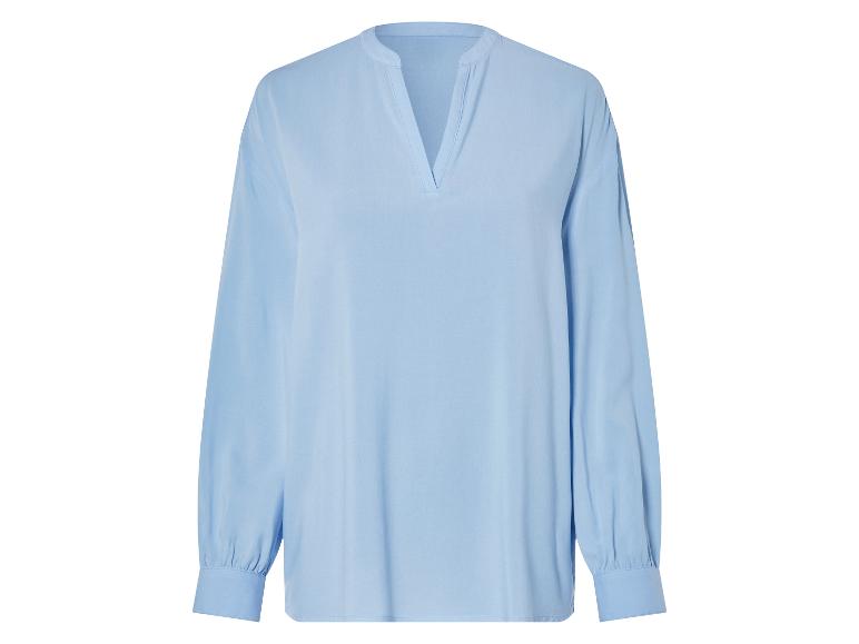 Chemise bleu clair à manches longues, col en V.