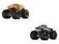 Deux monster trucks, un 'Jester' orange et un bleu avec des éclairs jaunes.