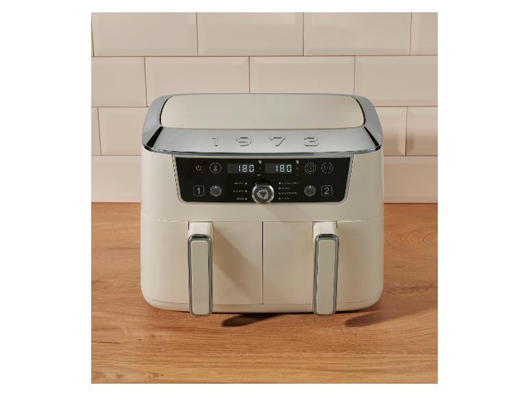 Friteuse à air beige à double compartiment avec écran numérique sur un comptoir en bois.
