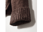 Gros plan sur le poignet en tricot marron d'un pull.