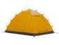 Une tente de camping jaune avec un fond noir.
