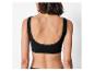 Une femme porte un soutien-gorge noir sans armatures.