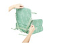 Une chaise d'enfant verte à imprimé ours qui se fixe à une chaise.