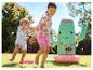 Enfants jouant avec un cactus gonflable et des jeux d'eau.
