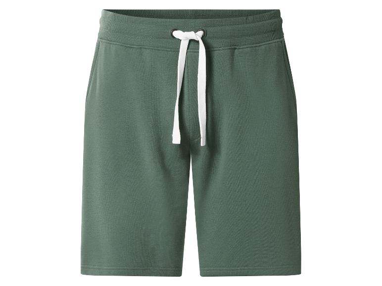 Shorts de survêtement verts avec cordon de serrage blanc à la taille.