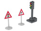 Un feu de signalisation et deux panneaux d'avertissement, dont un pour surface glissante.