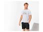 Homme en t-shirt blanc imprimé chien et short noir.
