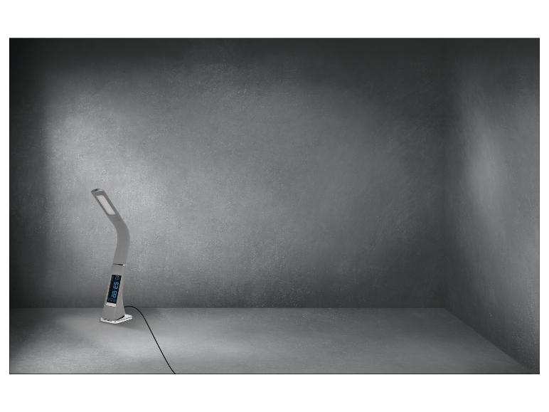 Une lampe de bureau grise avec un écran numérique.