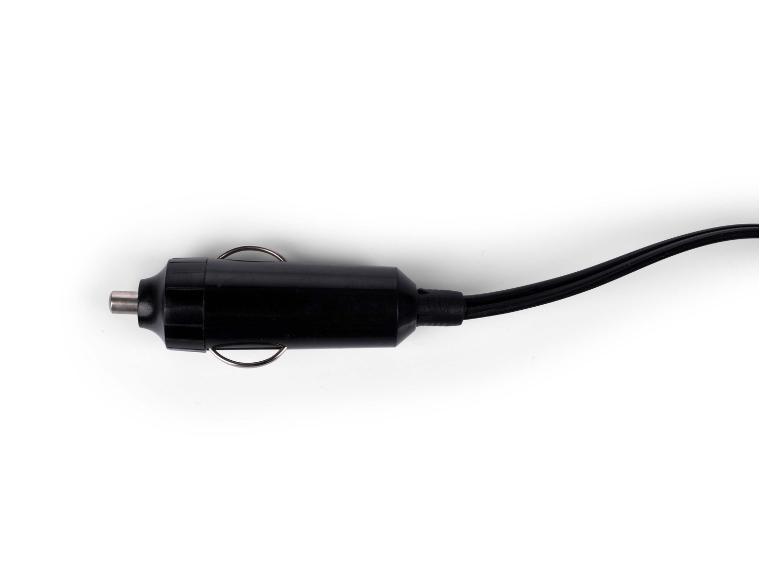 Chargeur de voiture noir avec câble sur fond blanc.
