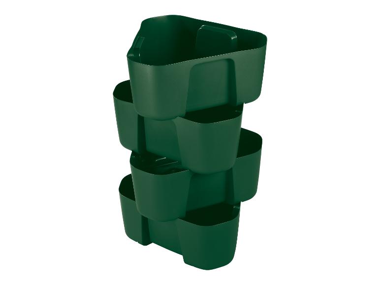 Quatre pots de fleurs verts empilés pour le jardinage vertical.