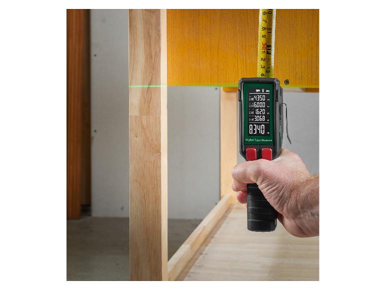 Mètre ruban numérique mesurant la distance avec un laser, affichant 8,340 m.