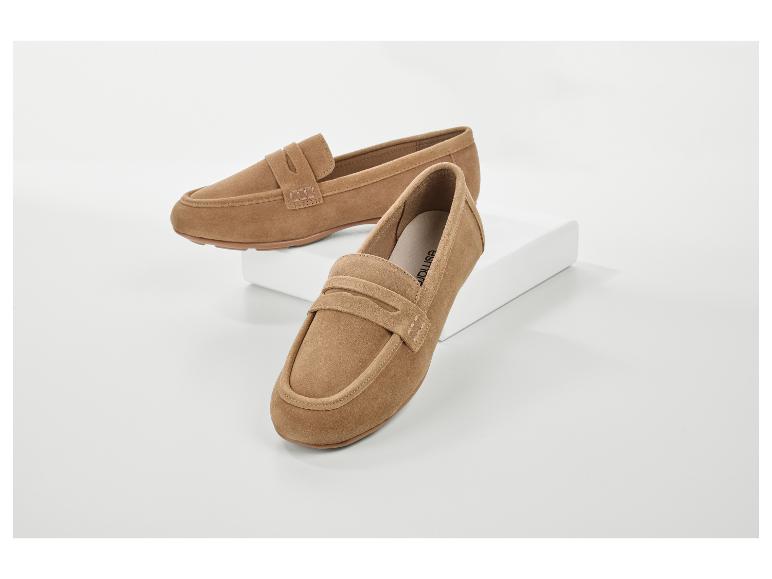 Deux mocassins en daim marron, un devant et un derrière, sur une surface blanche.