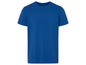 Un t-shirt bleu uni à manches courtes.