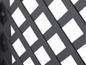 Grille métallique noire avec des ouvertures carrées.