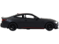 Voiture de sport miniature noire avec phares allumés et détails rouges