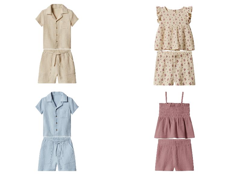Quatre ensembles de pyjamas pour enfants : beige, bleu, à motifs floraux et rose.