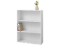 Bibliothèque blanche à trois étagères, décorée de livres et d'un vase de fleurs.