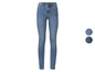 Un jean skinny bleu pour femme.