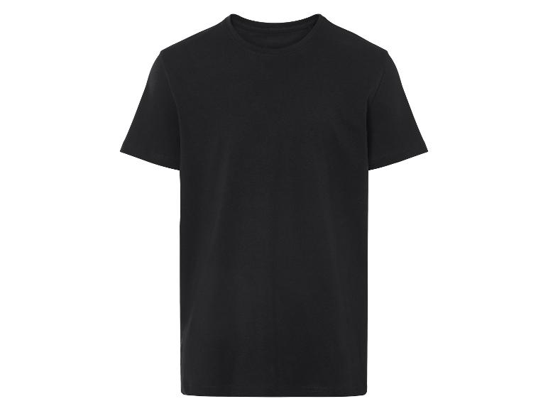 Un t-shirt noir à manches courtes.