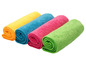 Quatre chiffons en microfibre de couleurs roulés pour le nettoyage.