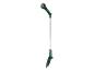 Un long tuyau d'arrosage vert avec un arroseur.