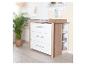 Commode à langer en bois avec tiroirs blancs et étagères ouvertes dans une pièce lumineuse.