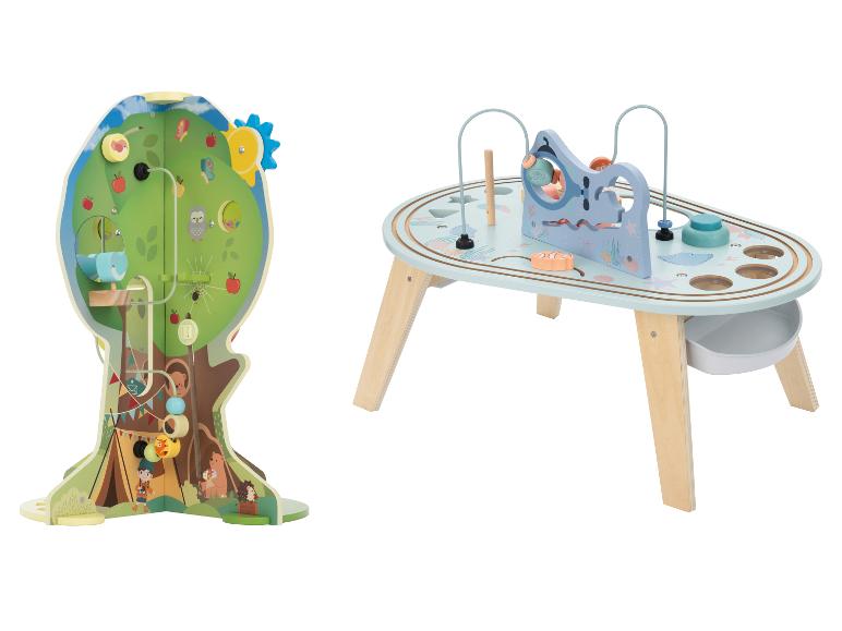 Deux jouets en bois pour enfants : une cabane dans les arbres et une table d'activités sur le thème marin.