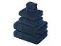 Une pile de serviettes bleues.