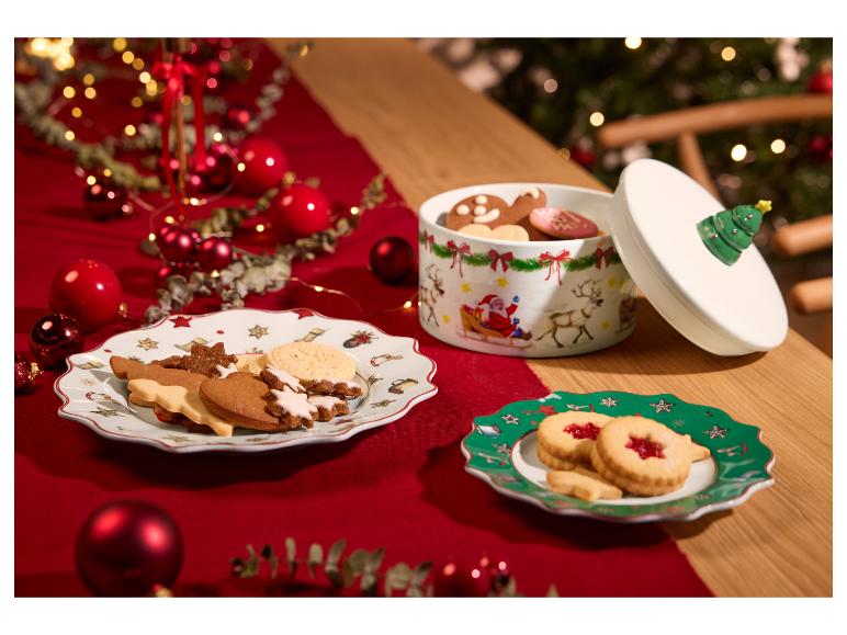 Biscuits de Noël sur des assiettes festives et dans une boîte décorée du Père Noël.