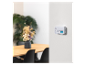 Détecteur de monoxyde de carbone blanc monté sur un mur clair dans une salle à manger.