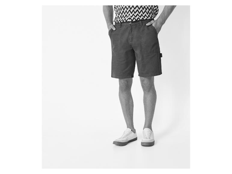 Shorts et baskets : un look décontracté.