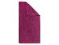 Serviette fuchsia rayée avec un coin supérieur plié