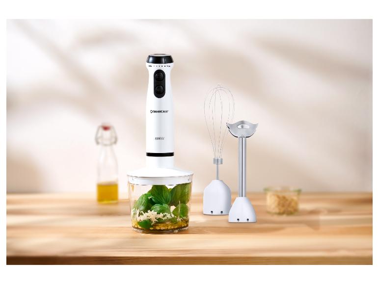 Mixeur plongeant SilverCrest 600W avec accessoires sur une table en bois.