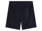 Un short de bain bleu foncé.