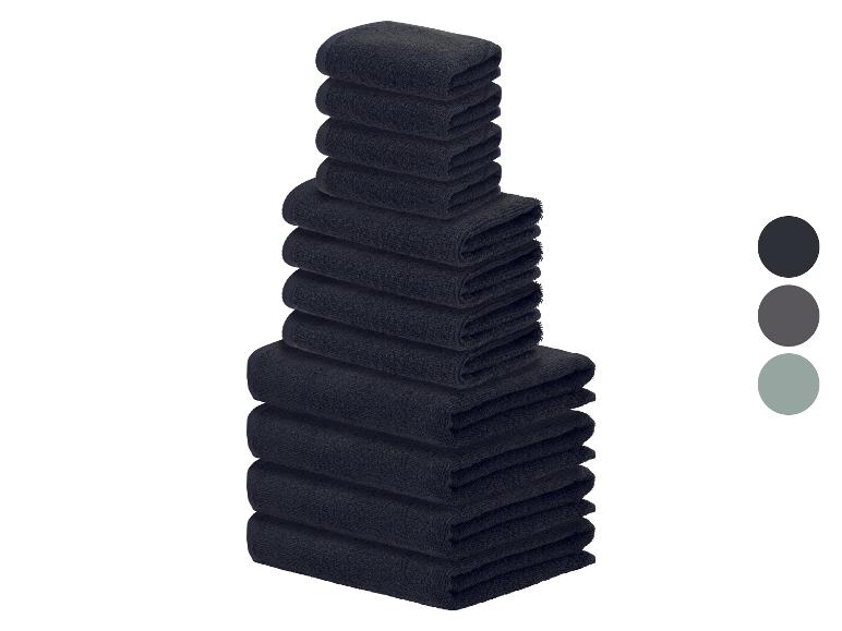 Pile de serviettes gris foncé, avec des échantillons de couleurs gris foncé, gris et vert clair.