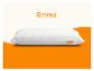 Oreiller blanc à surface texturée sur fond orange et crème
