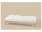 Banc en bois avec coussin blanc sur fond beige