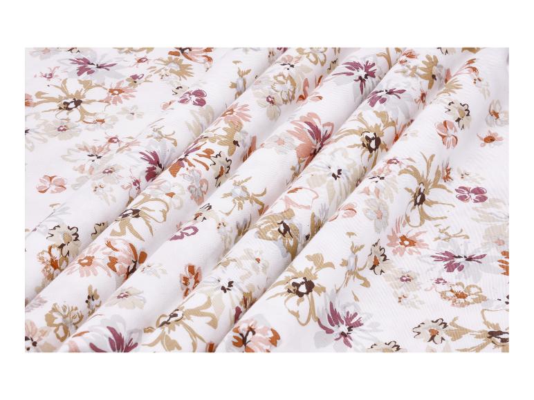 Tissu blanc à motif floral, plié