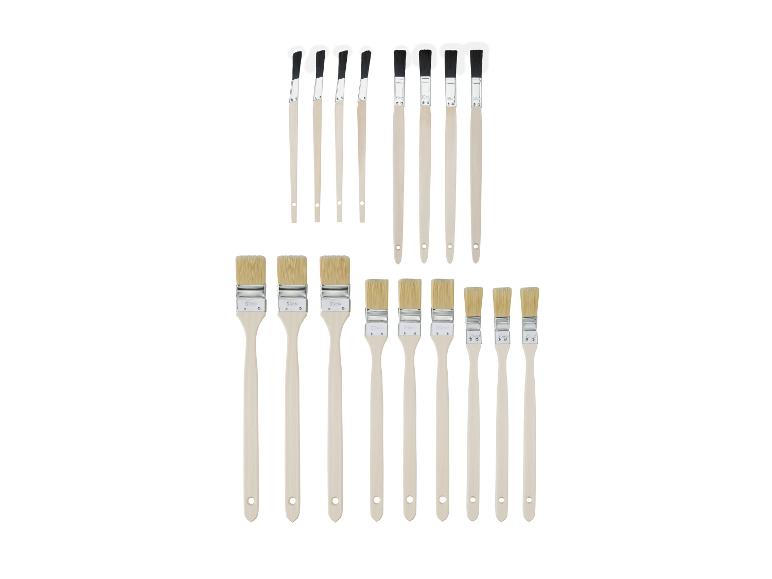 Un assortiment de pinceaux avec manches en bois, incluant des pinceaux plats et coudés.
