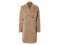 Un long manteau beige en daim.