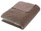 Couverture matelassée en velours marron, pliée