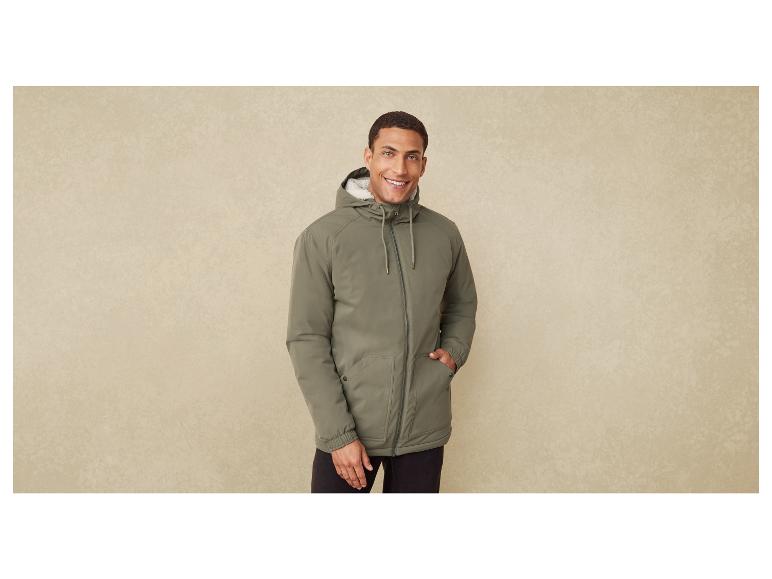 Homme portant une veste d'hiver verte à capuche.