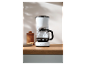 Cafetière SilverCrest sur un comptoir en bois.