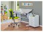 Une chaise de bureau verte, un bureau blanc avec un tableau blanc et une armoire blanche avec des tiroirs.