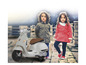 Deux enfants sont à côté d'un scooter Vespa blanc.