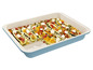 Courgettes, poivrons et feta dans un plat à gratin