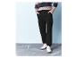 Pantalon cargo noir avec des baskets blanches