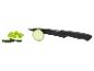 Couteau de cuisine noir coupant une courgette, avec des tranches et des feuilles de menthe.
